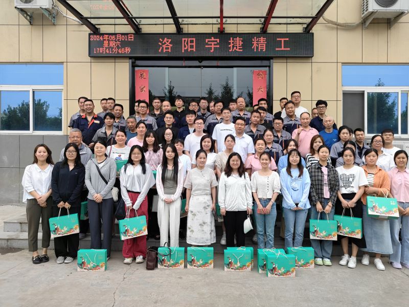 淡淡棕葉香，濃濃世間情，根根絲線連，切切情意牽！